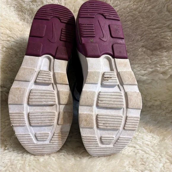 Nike Black and Purple Athletic Shoes with Sporty Design - Picture 6 of 8